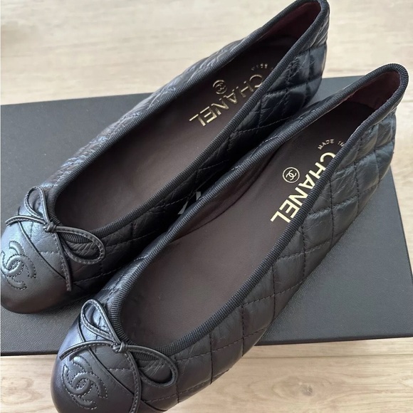 NIB CHANEL Black Aged Calfskin Cap Toe Ballerina Flats w/ Receipt - Picture 6 of 12